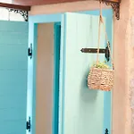 Vakantiehuis Charming 2br By The Sea Sućuraj
