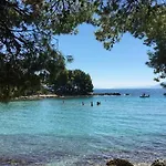 Vakantiehuis Charming 2br By The Sea Sućuraj